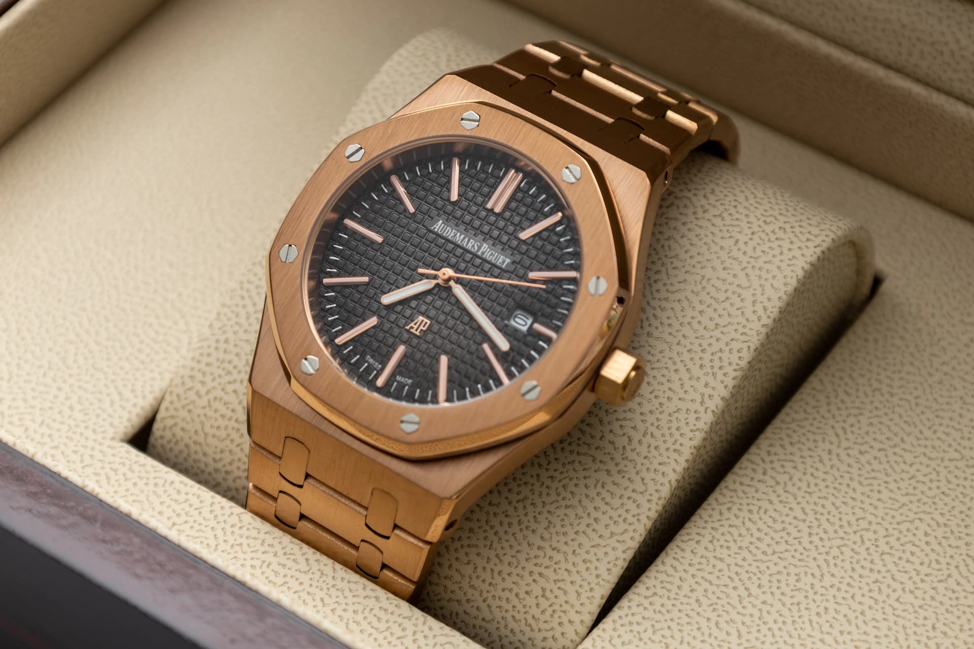 Audemars Piguet Royal Oak Rose Gold - Onyx Black Edition unghiul 4