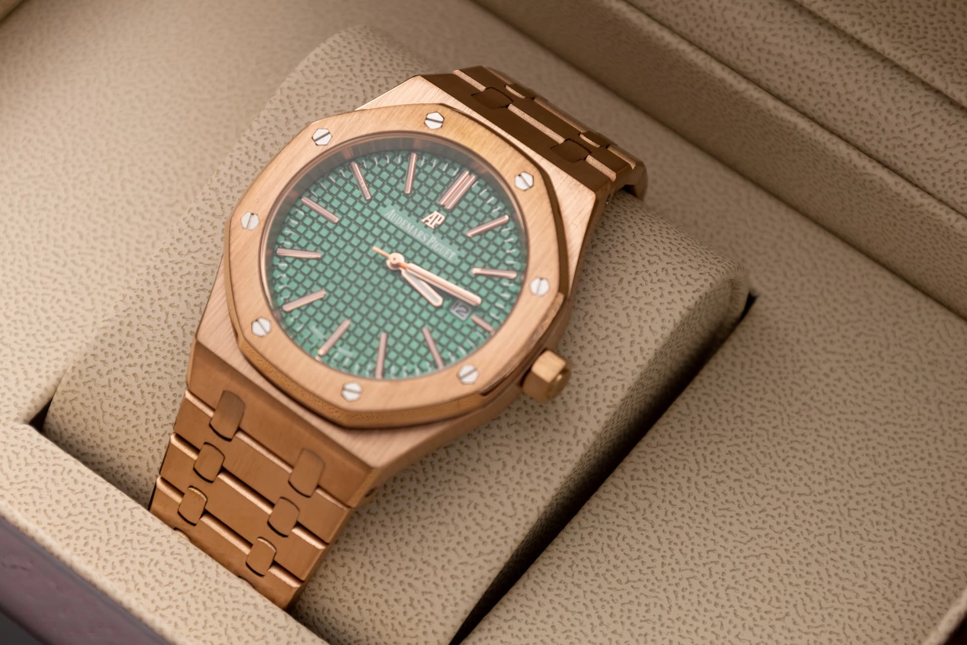 Audemars Piguet Royal Oak Rose Gold - Forest Green Edition unghiul 4
