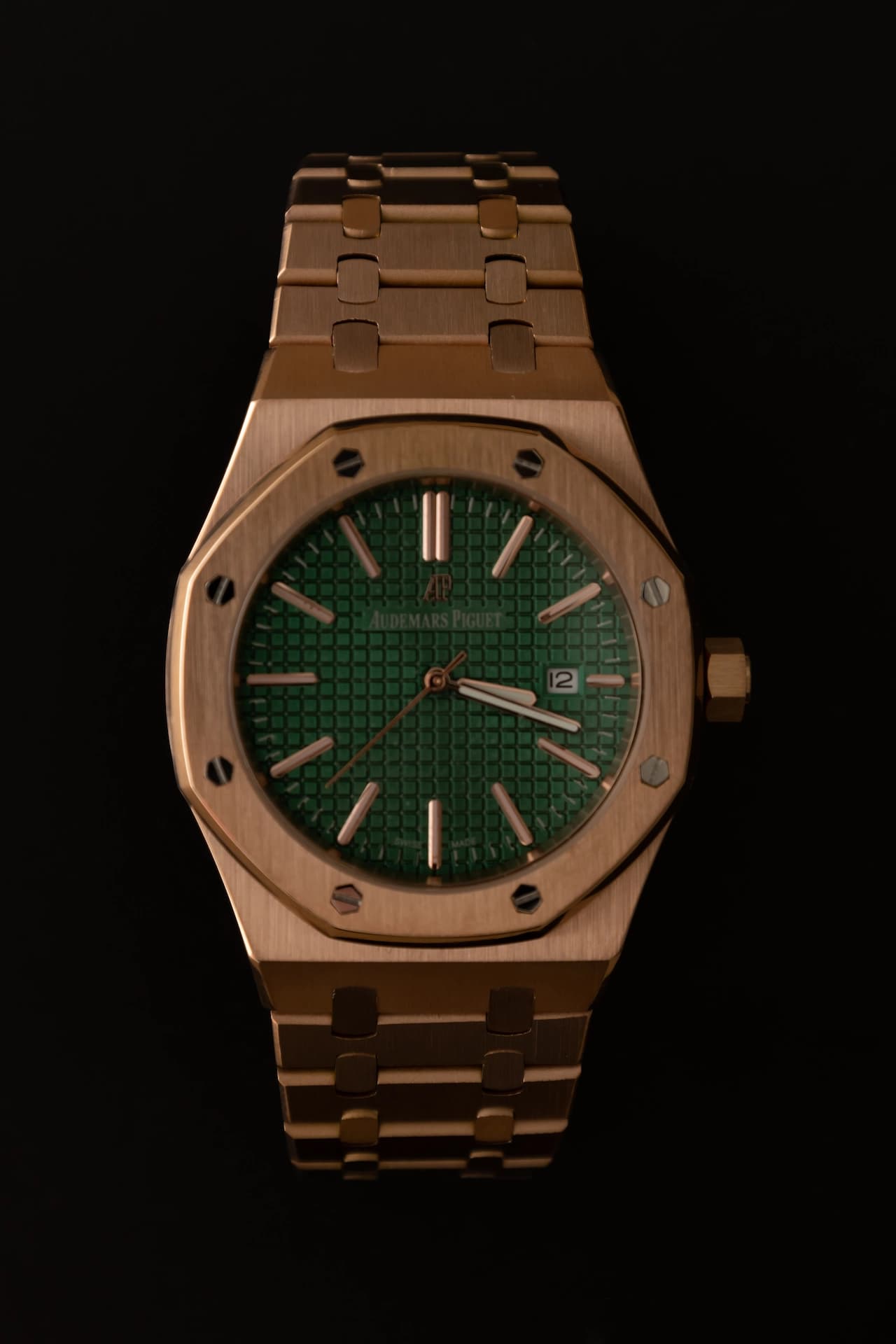 Audemars Piguet Royal Oak Rose Gold - Forest Green Edition unghiul 2