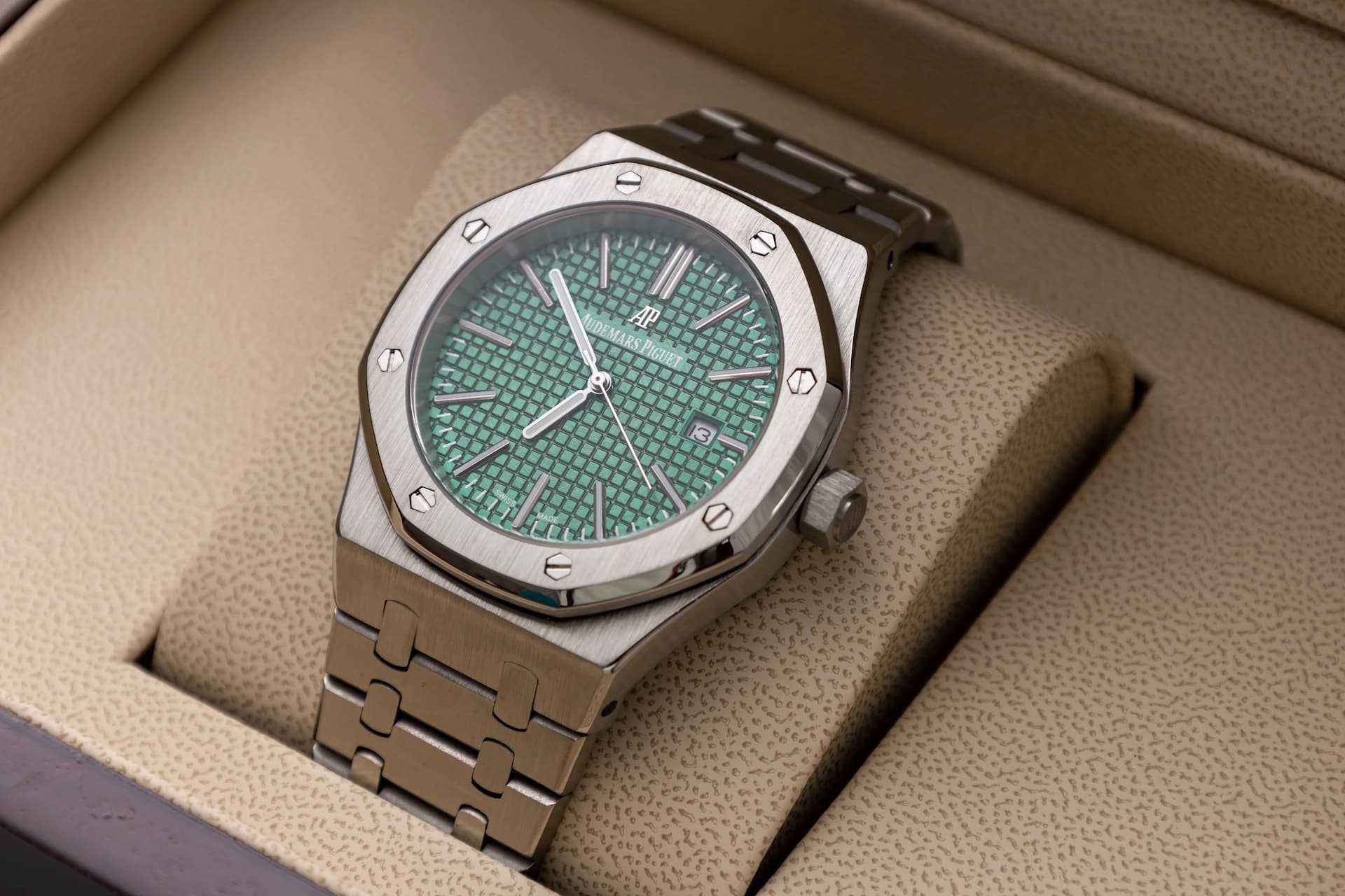 Audemars Piguet Royal Oak Silver - Emerald Green Dial unghiul 4