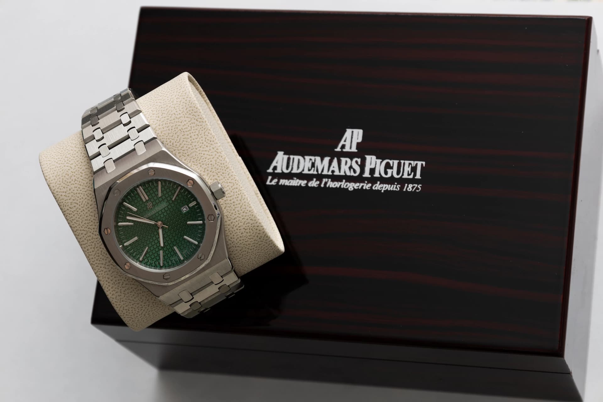 Audemars Piguet Royal Oak Silver - Emerald Green Dial unghiul 6