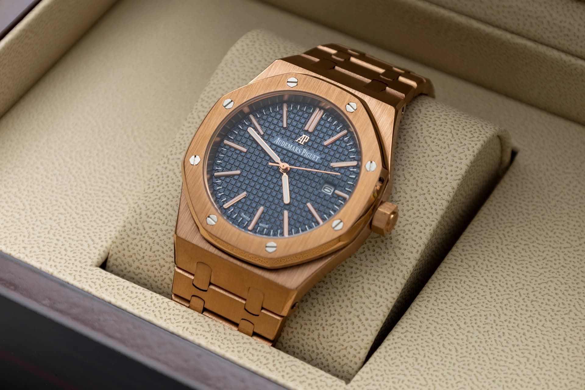 Audemars Piguet Royal Oak Rose Gold - Midnight Blue Edition unghiul 4