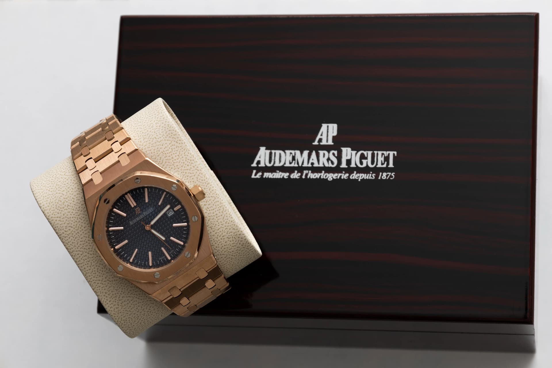 Audemars Piguet Royal Oak Rose Gold - Midnight Blue Edition unghiul 6
