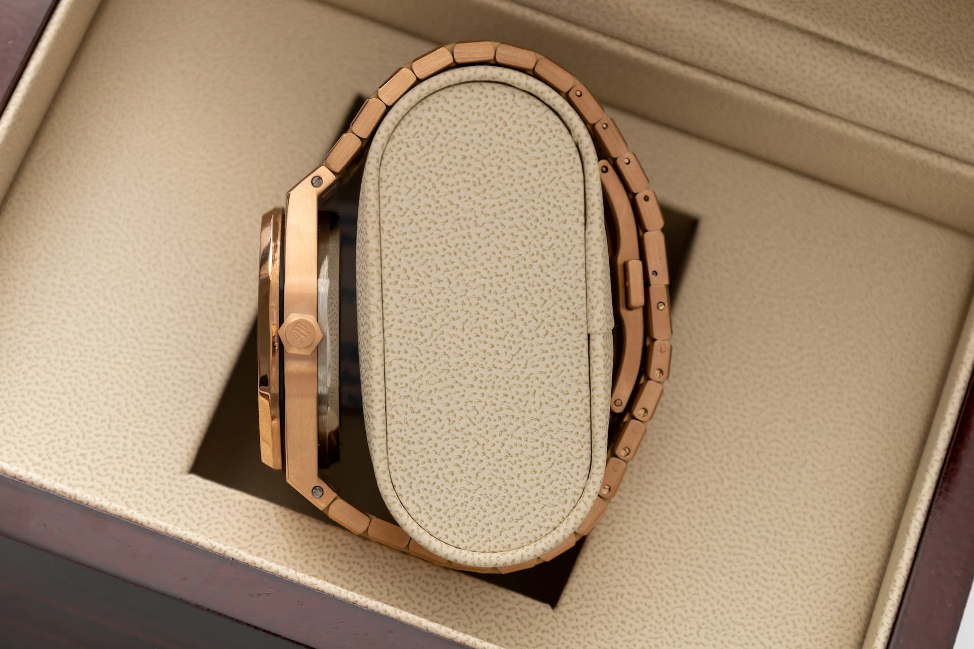 Audemars Piguet Royal Oak Rose Gold - Midnight Blue Edition unghiul 5