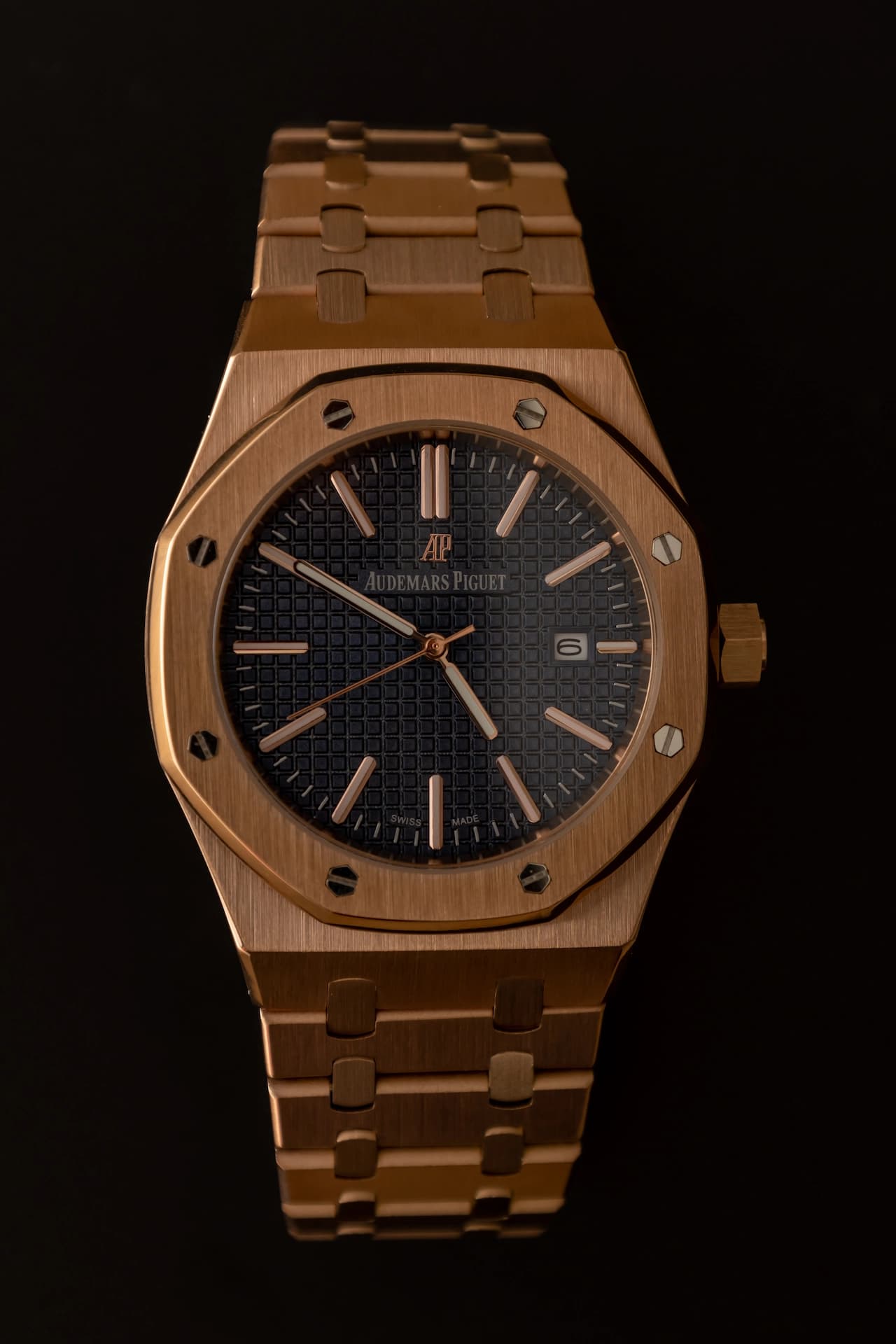 Audemars Piguet Royal Oak Rose Gold - Midnight Blue Edition unghiul 2
