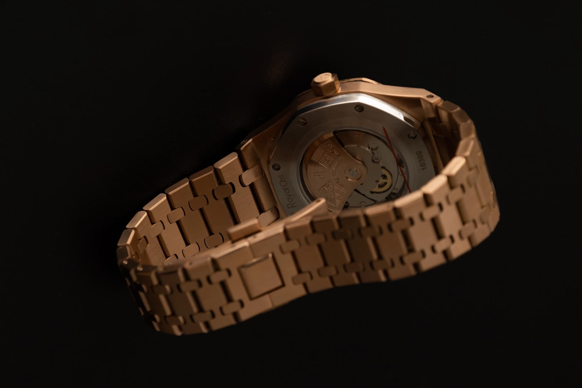 Audemars Piguet Royal Oak Rose Gold - Midnight Blue Edition unghiul 3