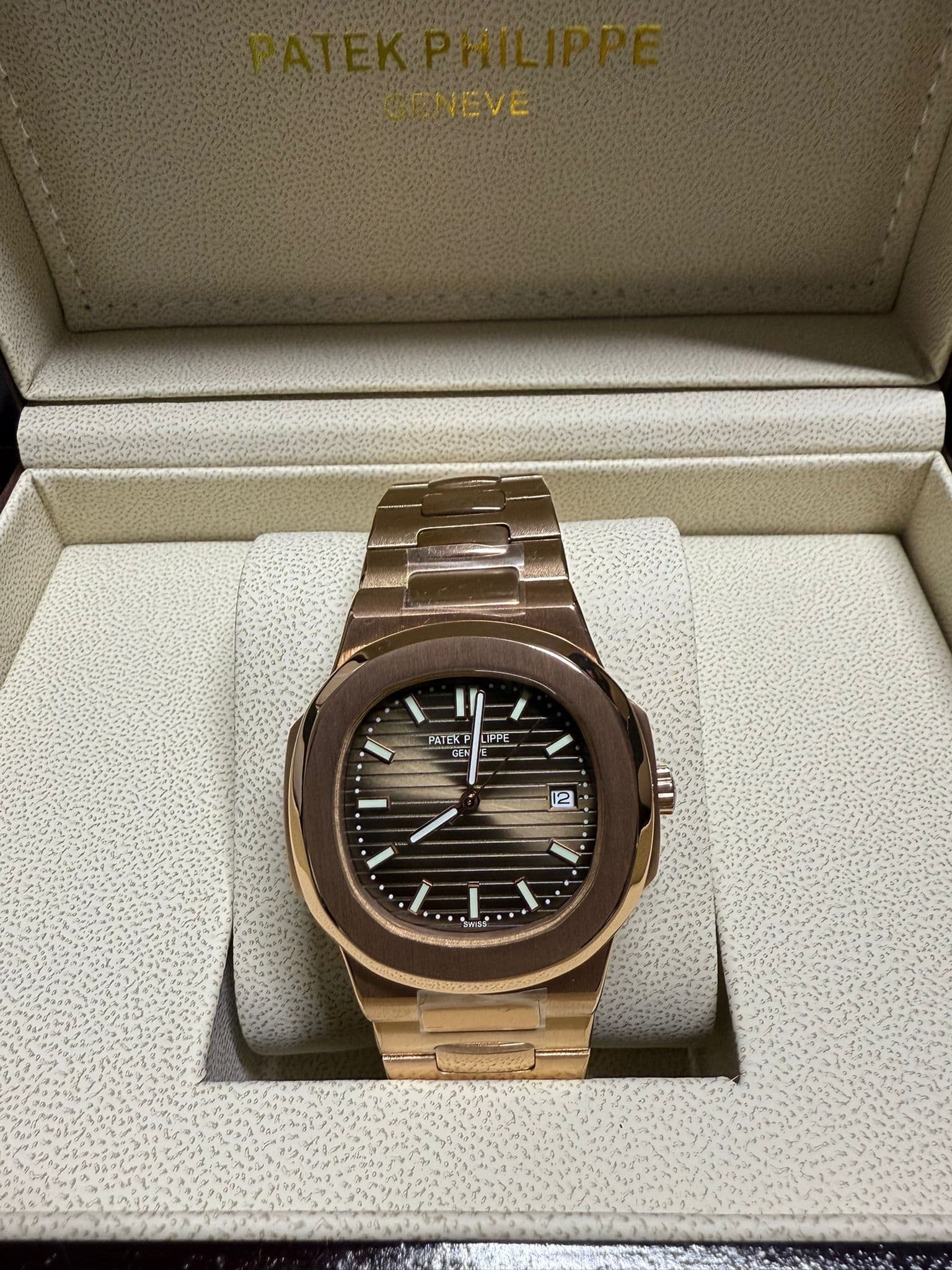 Patek Philippe Nautilus Rose Gold - Chocolate Brown Dial unghiul 6